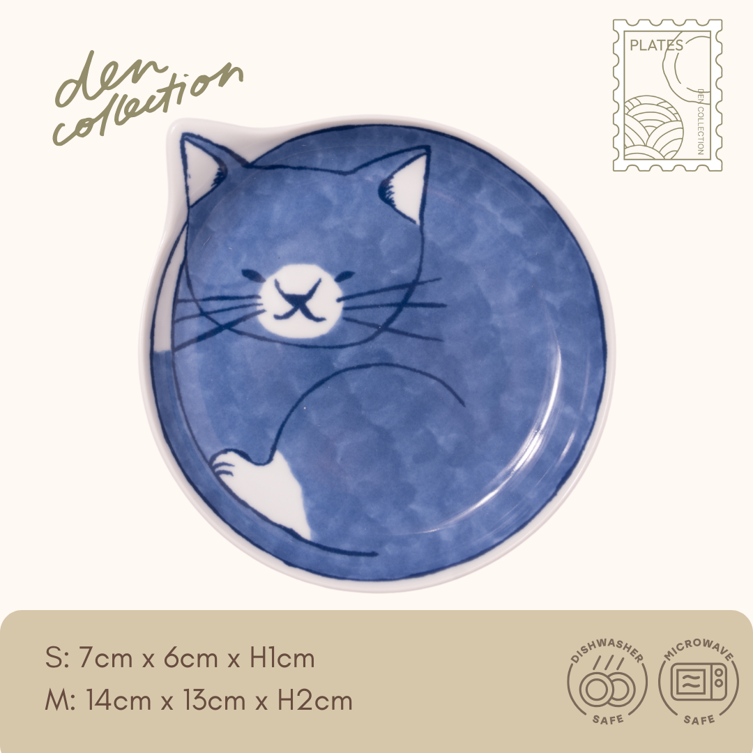 Hasami ware Cozy Neco Plate – “Kotetsu” design featuring a deep indigo blue cat in a curled position. A modern take on traditional Japanese pottery for everyday table use. / 波佐見焼「Cozy Neco Plate(コテツ)」は、濃い藍色の毛並みが美しい猫をモチーフにした小皿。現代感のある仕上がりで、毎日の食卓にもなじむ器。